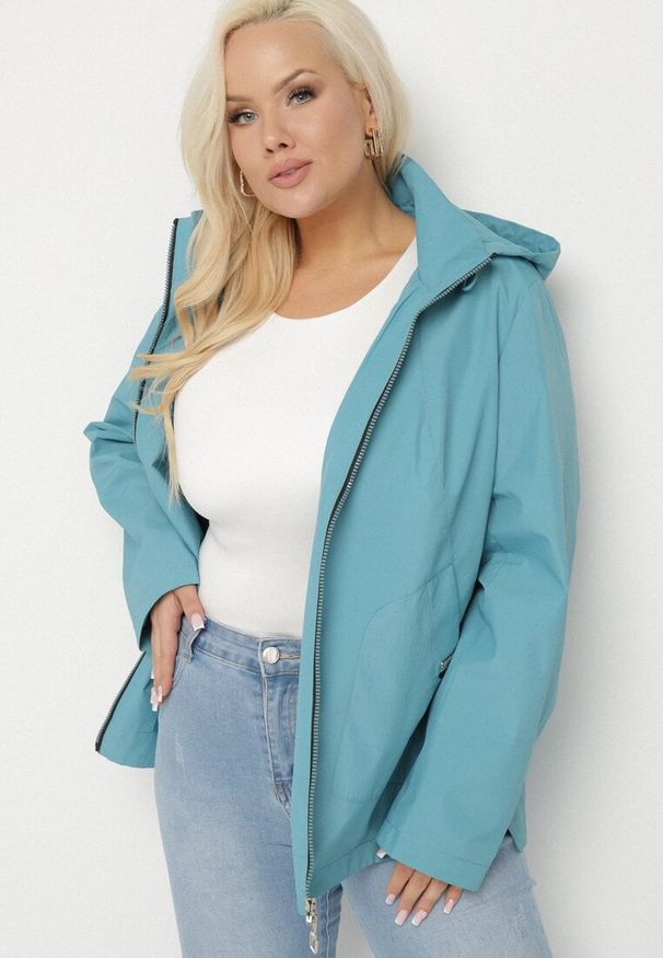 Born2be - Niebieska Kurtka o Prostym Kroju z Odpinanym Kapturem Nusanelis. Okazja: na co dzień. Kolekcja: plus size. Kolor: niebieski. Materiał: jeans. Styl: klasyczny, elegancki, sportowy, casual