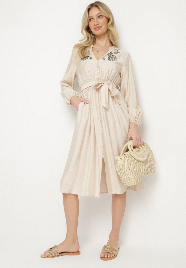 Born2be - Beżowa Sukienka z Wiskozą o Rozkloszowanym Kroju z Wiązaniem i Haftem Velvania. Okazja: na co dzień. Typ kołnierza: dekolt w serek. Kolor: beżowy. Materiał: wiskoza. Wzór: haft. Typ sukienki: rozkloszowane. Styl: casual