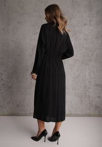 Renee - Czarna Koszulowa Sukienka z Wiskozy z Asymetrycznym Drapowaniem i Guzikiem Hetasa. Okazja: na co dzień. Kolor: czarny. Materiał: wiskoza. Długość rękawa: długi rękaw. Typ sukienki: asymetryczne, koszulowe. Styl: casual, elegancki #5