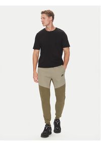 Nike Spodnie dresowe Tech HV0959 Khaki Regular Fit. Kolor: brązowy. Materiał: syntetyk #5