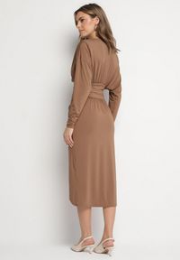 Born2be - Brązowa Sukienka Kopertowa z Wiskozą Zdobiona Marszczeniem Edivana. Kolor: brązowy. Materiał: wiskoza. Wzór: aplikacja. Typ sukienki: kopertowe. Styl: elegancki, klasyczny #6