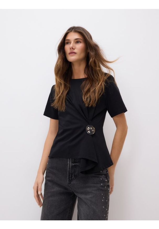 Reserved - T-shirt z ozdobnym detalem - czarny. Kolor: czarny. Materiał: bawełna