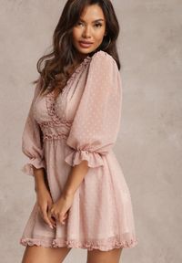 Renee - Różowa Sukienka Thelaia. Typ kołnierza: kołnierz z falbankami. Kolor: różowy. Materiał: tkanina. Typ sukienki: kopertowe, rozkloszowane. Styl: wizytowy. Długość: mini #3