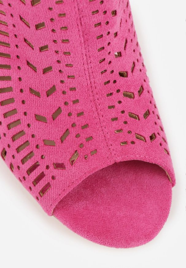 Born2be - Fuksjowe Ażurowe Sandały Vices na Obcasie Ozdobione Wycięciem i Klamrą Felindrel. Okazja: na co dzień. Zapięcie: klamry. Kolor: różowy. Materiał: skóra. Wzór: aplikacja, ażurowy. Obcas: na obcasie. Styl: casual. Wysokość obcasa: średni