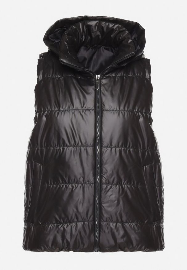 Born2be - Czarna Kamizelka z Odpinanym Kapturem i Kieszeniami Pikowana Aggevia. Kolor: czarny