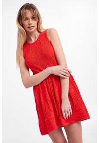 Twinset Milano - Sukienka dzianinowa TWINSET. Materiał: dzianina. Długość rękawa: bez rękawów. Wzór: kwiaty, ażurowy. Typ sukienki: rozkloszowane. Długość: mini