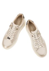 Sneakersy damskie Marco Tozzi, klasyczne sznurowanie oraz praktyczny zamek błyskawiczny ozdobne metaliczne wstawki, białe, 2-23728-46 402. Okazja: na co dzień. Zapięcie: sznurówki. Kolor: biały. Obcas: na platformie #8