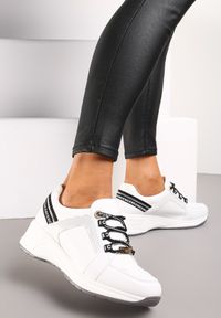 Born2be - Białe Sneakersy na Niskim Koturnie z Ozdobnymi Napisami ze Skórzaną Wkładką Drilvia. Kolor: biały. Materiał: skóra. Wzór: napisy. Obcas: na koturnie #3