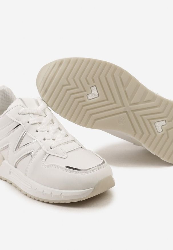 Born2be - Białe Sznurowane Sneakersy na Płaskiej Podeszwie z Metalicznym Wykończeniem Vivamarie. Nosek buta: okrągły. Zapięcie: sznurówki. Kolor: biały. Obcas: na płaskiej podeszwie. Wysokość obcasa: niski