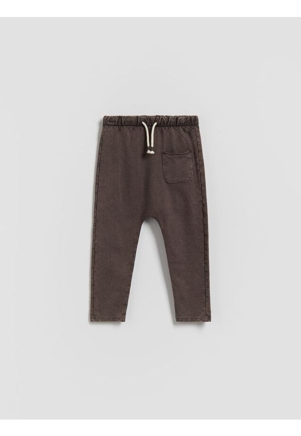 Reserved - Legginsy z efektem sprania - ciemnobrązowy. Kolor: brązowy. Materiał: bawełna, dzianina