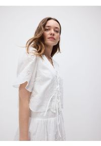 Reserved - Bluzka z ozdobnym haftem - biały. Kolor: biały. Materiał: bawełna. Wzór: haft