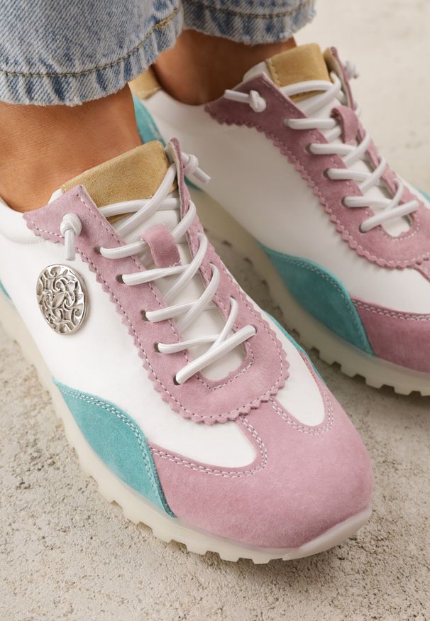 Born2be - Biało-Fioletowe Skórzane Sneakersy z Metaliczną Ozdobą Rioneira. Zapięcie: sznurówki. Kolor: biały. Materiał: skóra. Wzór: aplikacja