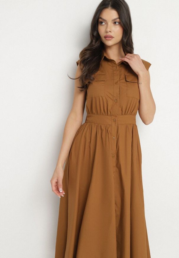 Born2be - Brązowa Bawełniana Koszulowa Sukienka z Ozdobnymi Kieszonkami Savarette. Okazja: na co dzień. Kolor: brązowy. Materiał: bawełna. Typ sukienki: koszulowe. Styl: klasyczny, casual, elegancki