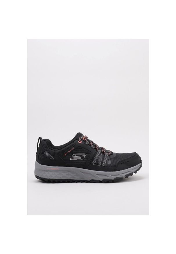 skechers - Kapcie SKECHERS ESCAPE PLAN Czarny. Kolor: czarny. Materiał: syntetyk, tkanina