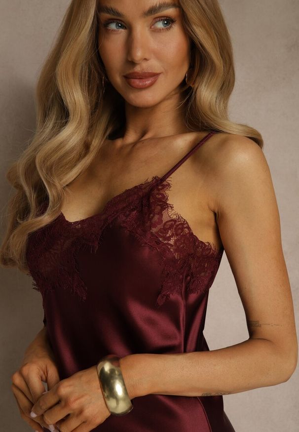 Renee - Bordowa Satynowa Sukienka Asymetryczna z Koronką Monoria. Kolor: czerwony. Materiał: satyna, koronka. Długość rękawa: na ramiączkach. Wzór: koronka. Typ sukienki: asymetryczne. Długość: midi