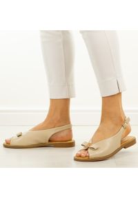 Beżowe płaskie sandały damskie Filippo Ds7923/26. Okazja: na co dzień. Zapięcie: sprzączka. Kolor: beżowy. Materiał: skóra. Wzór: aplikacja. Sezon: wiosna, lato. Styl: elegancki, casual, wizytowy #1