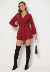 Born2be - Bordowa Kopertowa Sukienka Kombinezon Mini z Falbanką Bomina. Kolor: czerwony. Materiał: materiał #2