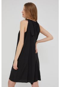 Answear Lab sukienka kolor czarny mini rozkloszowana. Typ kołnierza: dekolt halter. Kolor: czarny. Materiał: tkanina. Styl: wakacyjny. Długość: mini #5