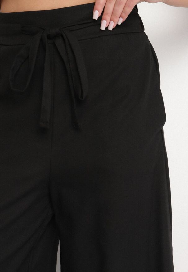 Born2be - Czarne Szerokie Spodnie z Bawełny z Wysokim Stanem z Troczkiem Nelseli. Okazja: na co dzień. Stan: podwyższony. Kolor: czarny. Materiał: bawełna. Styl: casual