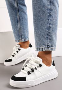 Born2be - Biało-Czarne Sneakersy Wonaria. Nosek buta: okrągły. Kolor: biały. Materiał: skóra ekologiczna, zamsz. Szerokość cholewki: normalna. Obcas: na płaskiej podeszwie #1