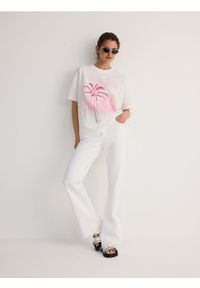 Reserved - T-shirt oversize z nadrukiem - biały. Kolor: biały. Materiał: dzianina, bawełna. Wzór: nadruk #1