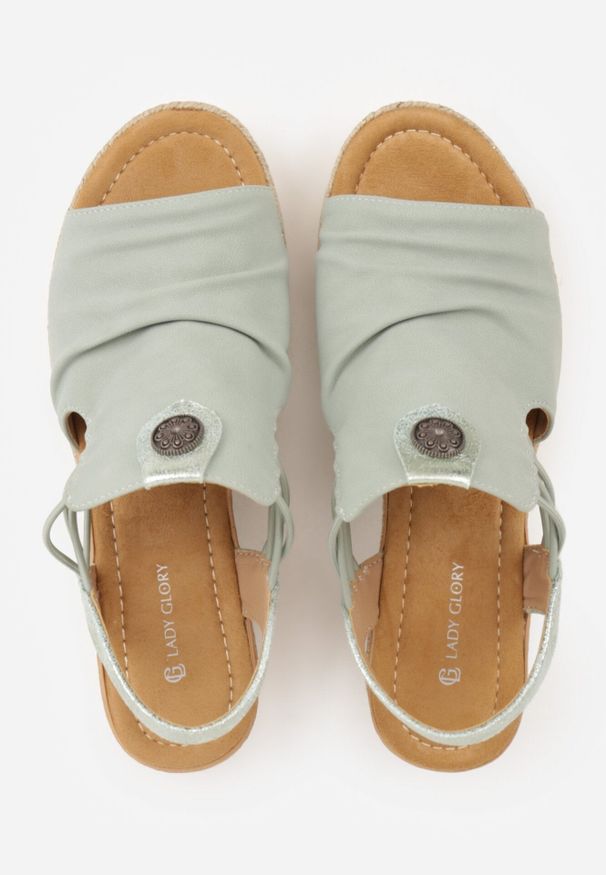 Born2be - Zielone Sandały na Koturnie z Marszczoną Cholewką i Metaliczną Aplikacją Teodlar. Zapięcie: bez zapięcia. Kolor: zielony. Materiał: jeans, len. Wzór: aplikacja. Sezon: lato. Obcas: na koturnie. Styl: boho. Wysokość obcasa: średni