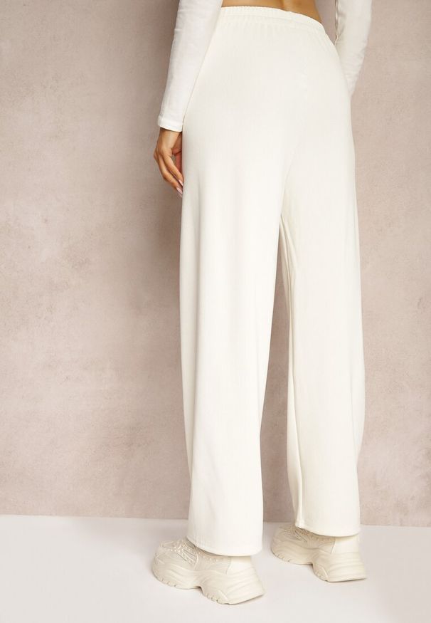 Renee - Jasnobeżowe Prążkowane Spodnie Szerokie High Waist z Troczkiem w Pasie Saivine. Okazja: na co dzień, na spotkanie biznesowe. Stan: podwyższony. Kolor: beżowy. Materiał: prążkowany. Długość: długie. Styl: biznesowy, casual