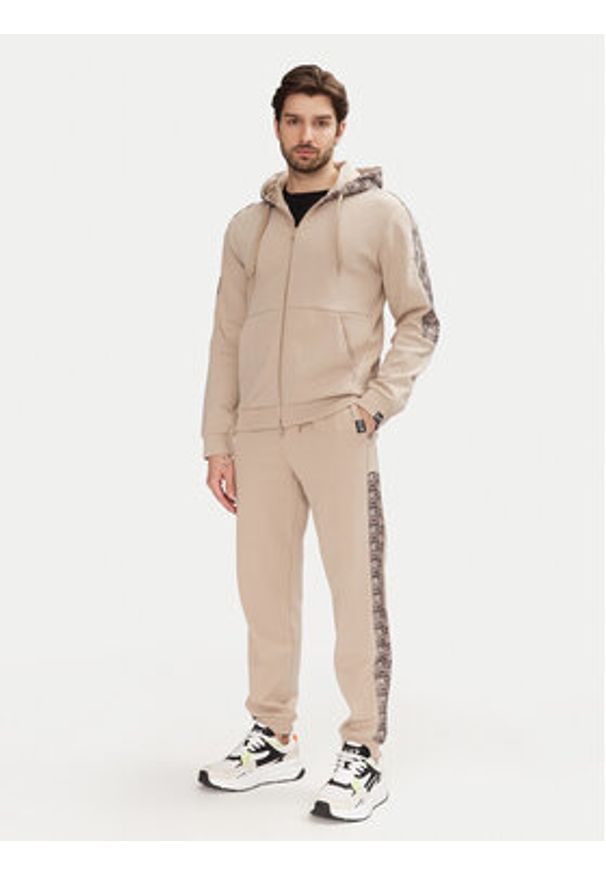 EA7 Emporio Armani Spodnie dresowe 7M000216 AF12660 U6155 Beżowy Regular Fit. Kolor: beżowy. Materiał: bawełna