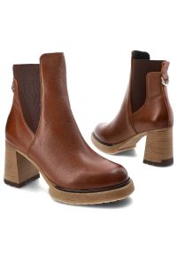 Brązowe Botki Lemar Ocieplane Skórzane Buty Na Obcasie. Kolor: brązowy. Materiał: skóra. Szerokość cholewki: normalna. Sezon: jesień. Obcas: na obcasie. Styl: elegancki. Wysokość obcasa: średni #2