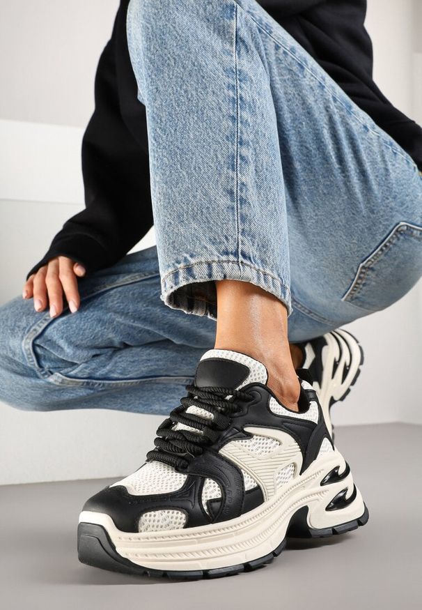 Born2be - Czarno-Beżowe Sneakersy na Grubej Tłoczonej Podeszwie z Geometrycznym Motywem Soloria. Okazja: na co dzień. Zapięcie: sznurówki. Kolor: czarny. Materiał: jeans. Wzór: geometria