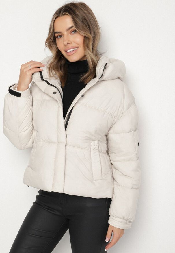 Born2be - Biała Pikowana Kurtka Puffer z Kapturem i Kieszonką przy Rękawie Galieana. Okazja: na spacer. Typ kołnierza: kaptur. Kolor: biały. Materiał: jeans, dzianina. Styl: sportowy, elegancki