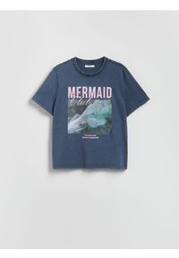 Reserved - T-shirt z nadrukiem - niebieski. Kolor: niebieski. Materiał: bawełna, dzianina. Wzór: nadruk #1