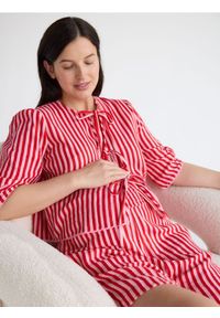 Reserved - Bermudy w paski - czerwony. Kolor: czerwony. Materiał: tkanina, bawełna. Wzór: paski #1