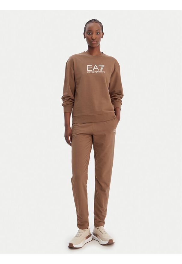 EA7 Emporio Armani Dres 7W000115 AF13135 U6044 Brązowy Regular Fit. Kolor: brązowy. Materiał: bawełna