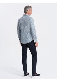 Ombre Clothing - Koszula męska SLIM FIT w print drobnych liści - jasnoniebieska V1. Okazja: na co dzień. Kolor: niebieski. Materiał: tkanina, skóra, bawełna. Wzór: nadruk. Styl: casual #10