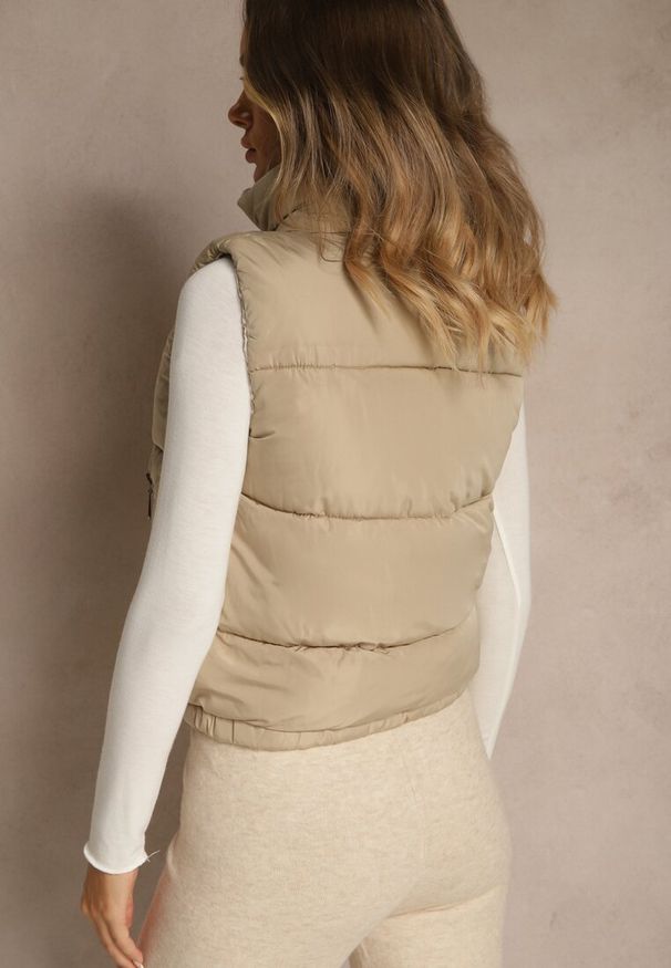 Renee - Ciemnobeżowa Kamizelka Ozdobiona Pikowaniem i Wzorzystą Podszewką w Meander Olerea. Okazja: na co dzień. Kolor: beżowy. Wzór: aplikacja. Styl: casual