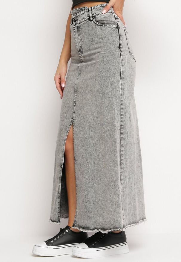 Born2be - Szara Jeansowa Spódnica z Wysokim Stanem i Postrzępionym Dołem Hayva. Stan: podwyższony. Kolor: szary. Materiał: jeans. Styl: klasyczny