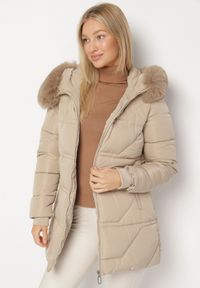 Born2be - Ciemnobeżowa Pikowana Kurtka z Kapturem z Futerkiem Nenadria. Okazja: na co dzień, do pracy, na spotkanie biznesowe. Typ kołnierza: kaptur. Kolor: beżowy. Materiał: futro. Wzór: aplikacja. Styl: biznesowy, casual #3