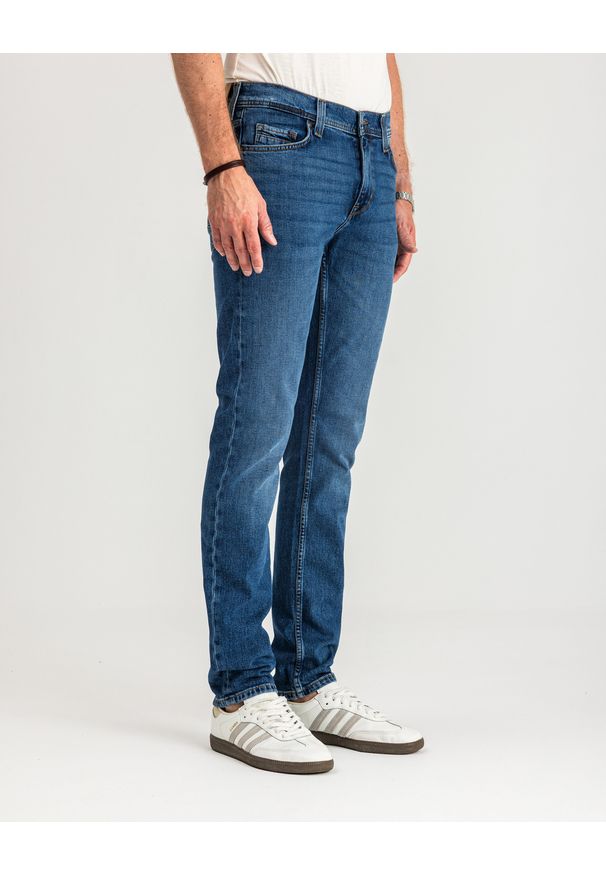 Mustang - MUSTANG VEGAS SLIM MĘSKIE SPODNIE JEANSOWE JEANSY DŻINSY DENIM BLUE 1015043 5000 702. Okazja: na co dzień. Styl: elegancki, casual, klasyczny