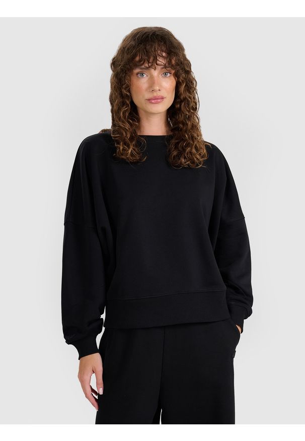 4f - 4F Bluza dresowa nierozpinana bez kaptura damska - czarna S. Okazja: na co dzień. Typ kołnierza: bez kaptura. Kolor: czarny. Materiał: dresówka. Wzór: gładki, ze splotem. Styl: klasyczny, sportowy, casual