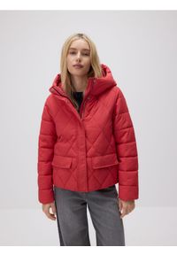 Reserved - Pikowana kurtka z kapturem - czerwony. Typ kołnierza: kaptur. Kolor: czerwony. Materiał: tkanina #1