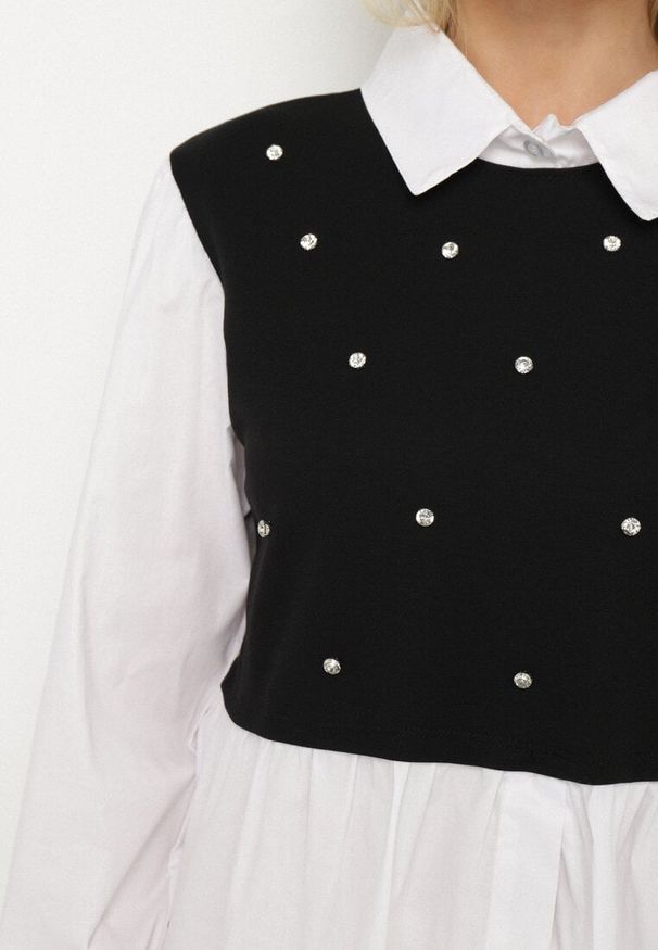 Born2be - Czarna Rozkloszowana Bluzka Koszulowa z Wiskozą z Wszytą Kamizelką z Cyrkoniami Uliaviela. Okazja: na co dzień. Typ kołnierza: kołnierzyk klasyczny. Kolor: czarny. Materiał: wiskoza. Długość rękawa: długi rękaw. Długość: długie. Wzór: aplikacja. Styl: casual, elegancki, klasyczny