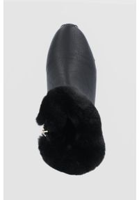 DKNY - Dkny Botki damskie kolor czarny na płaskim obcasie ocieplone. Nosek buta: okrągły. Kolor: czarny. Obcas: na obcasie. Wysokość obcasa: niski