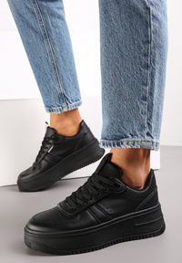 Renee - Czarne Sznurowane Sneakersy na Grubej Podeszwie Salsabil. Kolor: czarny. Materiał: materiał. Wzór: aplikacja. Obcas: na platformie