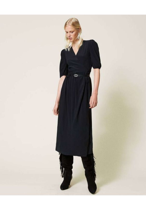 TwinSet - TWINSET - Czarna sukienka z kopertowym dekoltem. Typ kołnierza: dekolt kopertowy. Kolor: czarny. Typ sukienki: kopertowe. Długość: maxi