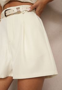 Renee - Beżowe Szorty z Paskiem i Ozdobną Klamrą Firavisse. Okazja: na co dzień. Stan: podwyższony. Kolor: beżowy. Wzór: aplikacja. Styl: casual, elegancki #2