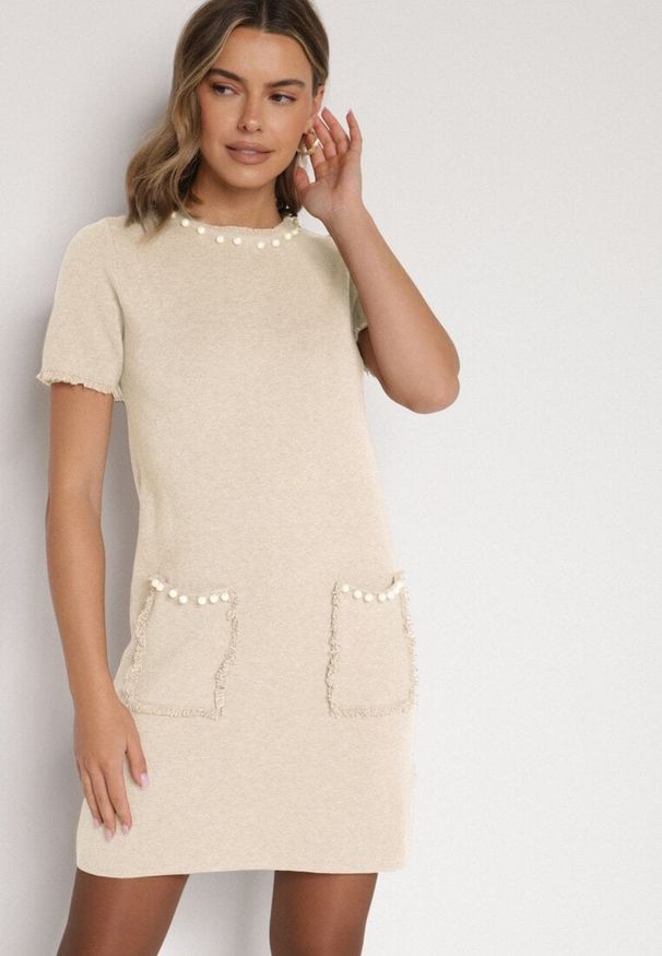 Born2be - Jasnobeżowa Trapezowa Sukienka Sweterkowa Ozdobiona Perełkami Eletusa. Okazja: na co dzień. Kolor: beżowy. Wzór: aplikacja. Typ sukienki: trapezowe. Styl: casual, elegancki. Długość: midi