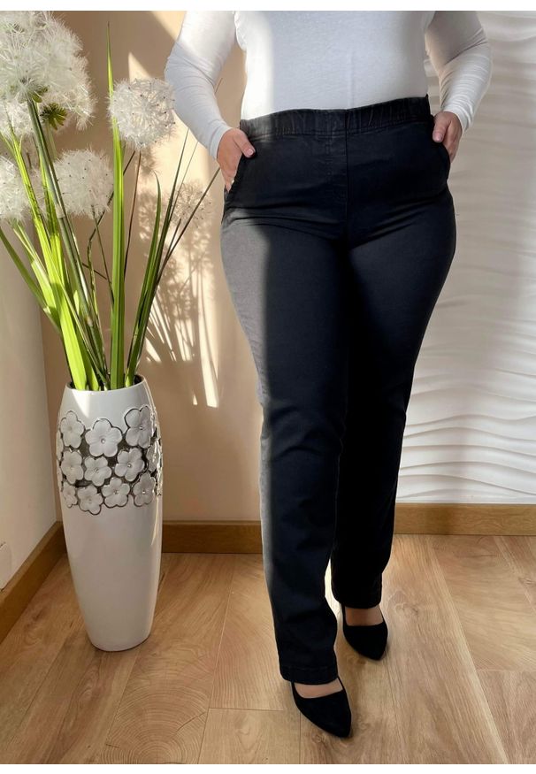 Nasi partnerzy - Czarne jeansowe spodnie Jovita z prostą nogawką PLUS SIZE XXL. Okazja: na co dzień, na spacer, do pracy. Kolekcja: plus size. Kolor: czarny. Materiał: jeans. Długość: krótkie. Styl: casual
