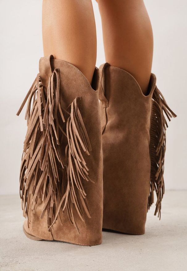 Renee - Brązowe Botki Kowbojki na Słupku Ozdobione Frędzlami i Wywiniętą Cholewką Aedime. Okazja: na co dzień. Kolor: brązowy. Szerokość cholewki: normalna. Wzór: aplikacja. Obcas: na słupku. Styl: casual