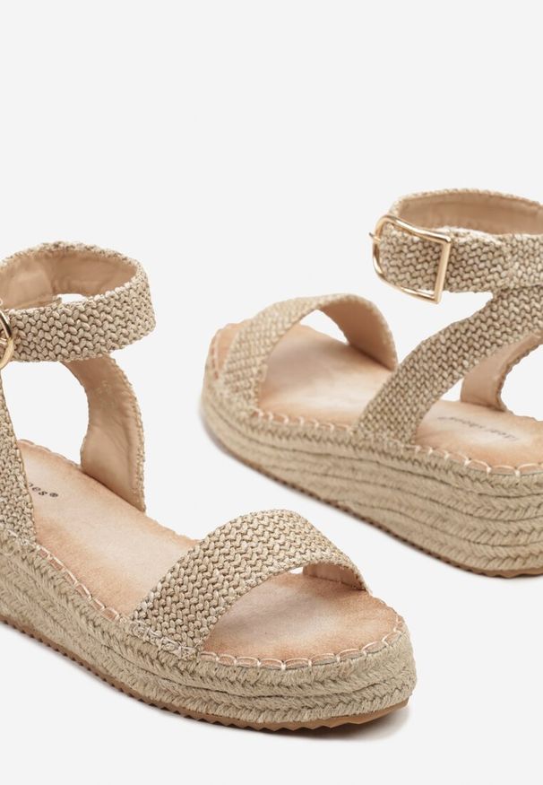 Renee - Jasnobeżowe Sandały na Plecionej Podeszwie w Stylu Boho Lurienna. Nosek buta: otwarty. Zapięcie: sprzączka. Kolor: beżowy. Sezon: lato. Obcas: na koturnie. Styl: boho. Wysokość obcasa: średni